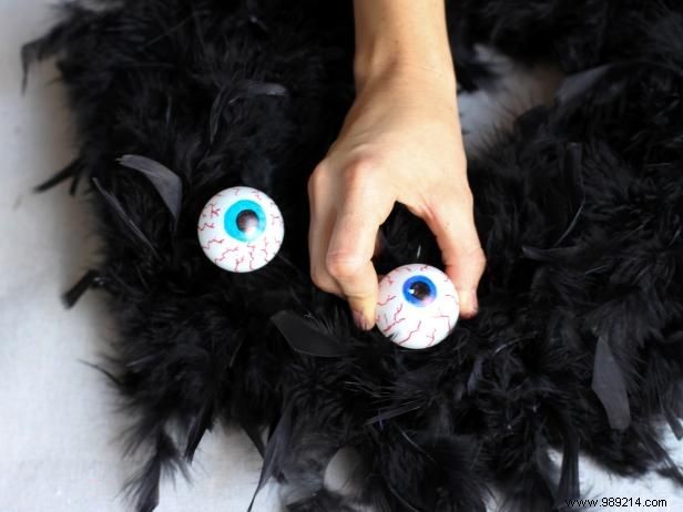 DIY Spooky Googly Eyes Garland: Easy Halloween Wreath Tutorial