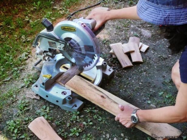 DIY Rustic Northern Woods Wreath: Upcycled Picket Fence with Evergreen Garland