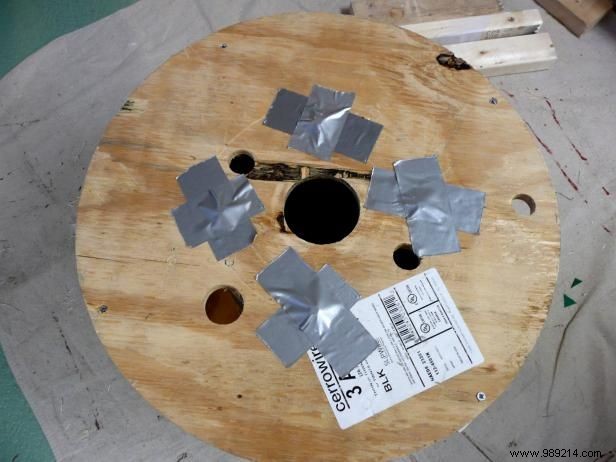 DIY Guide: Upcycle a Wooden Cable Spool and Old Blanket into a Stylish Ottoman