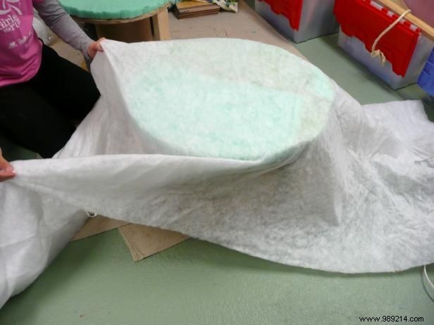 DIY Guide: Upcycle a Wooden Cable Spool and Old Blanket into a Stylish Ottoman