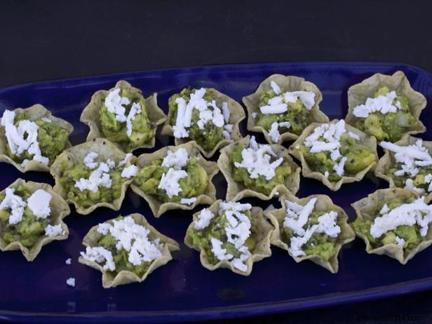Creamy Avocado Chimichurri Dip in Crispy Tortilla Cups: Easy Party Recipe