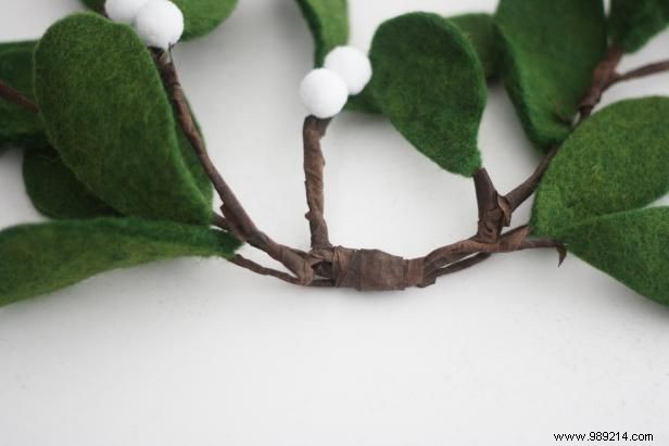 DIY Felt Mistletoe: Step-by-Step Guide to Crafting Festive Holiday Greenery