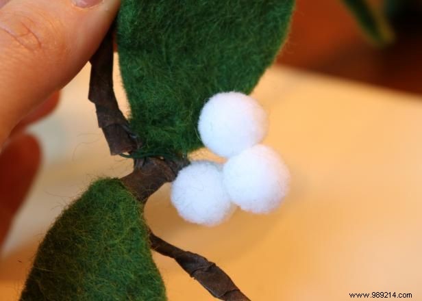 DIY Felt Mistletoe: Step-by-Step Guide to Crafting Festive Holiday Greenery