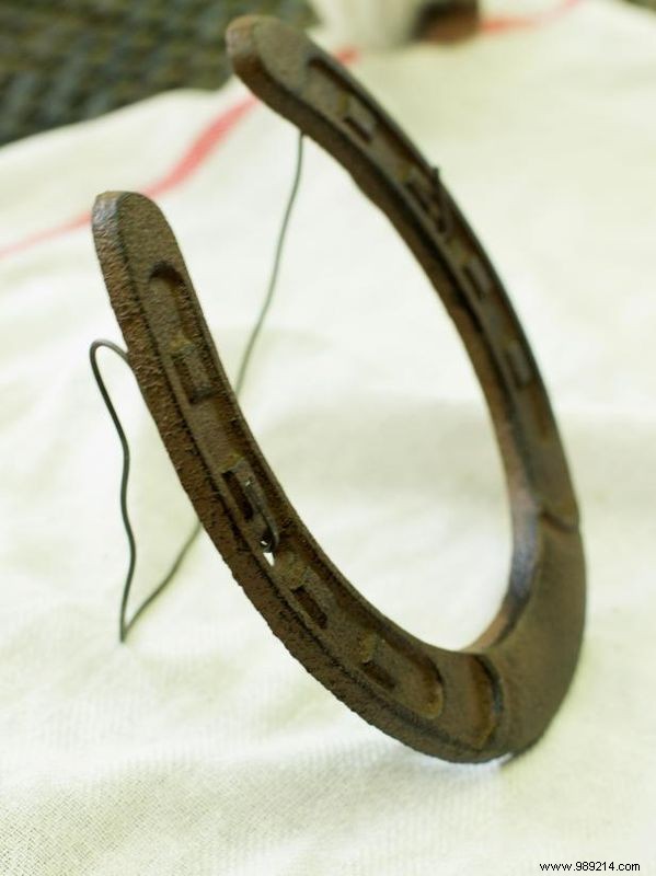 DIY Horseshoe Place Card Holders: Rustic Wedding Tutorial from a Seasoned Crafter