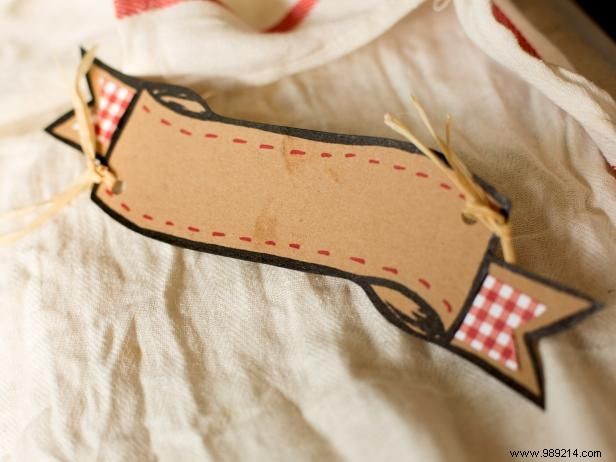 DIY Horseshoe Place Card Holders: Rustic Wedding Tutorial from a Seasoned Crafter