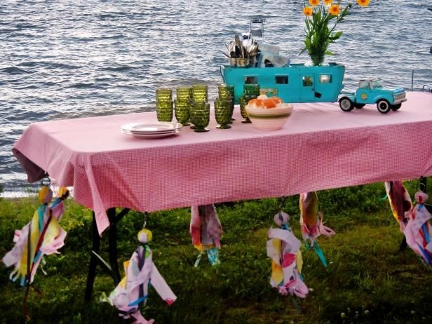 DIY Vintage Tablecloth Weights: Simple Picnic Table Tutorial with Sheets and Stones