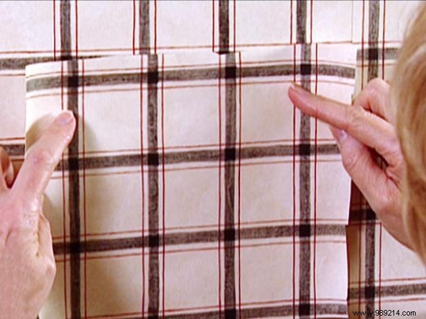 Expert DIY Guide: How to Seamlessly Repair a Section of Damaged Wallpaper