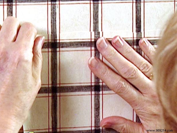 Expert DIY Guide: How to Seamlessly Repair a Section of Damaged Wallpaper