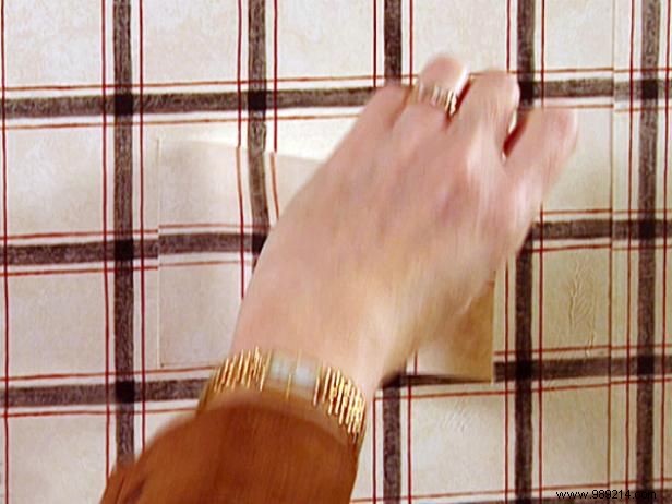 Expert DIY Guide: How to Seamlessly Repair a Section of Damaged Wallpaper