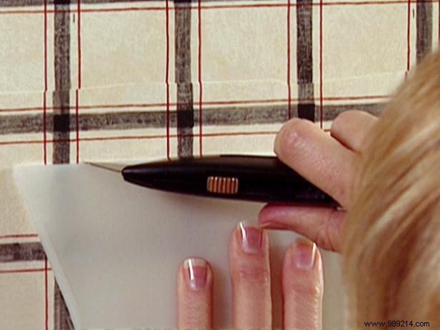 Expert DIY Guide: How to Seamlessly Repair a Section of Damaged Wallpaper