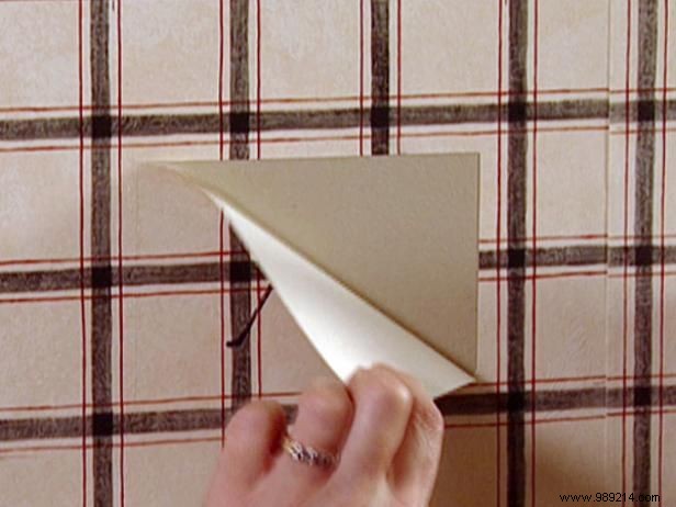 Expert DIY Guide: How to Seamlessly Repair a Section of Damaged Wallpaper