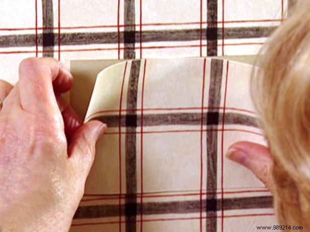 Expert DIY Guide: How to Seamlessly Repair a Section of Damaged Wallpaper