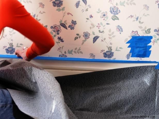 Expert Guide: How to Remove Wallpaper Safely with Solvents or Steam