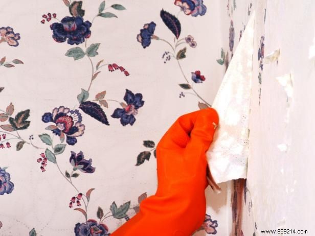Expert Guide: How to Remove Wallpaper Safely with Solvents or Steam