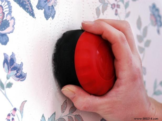 Expert Guide: How to Remove Wallpaper Safely with Solvents or Steam