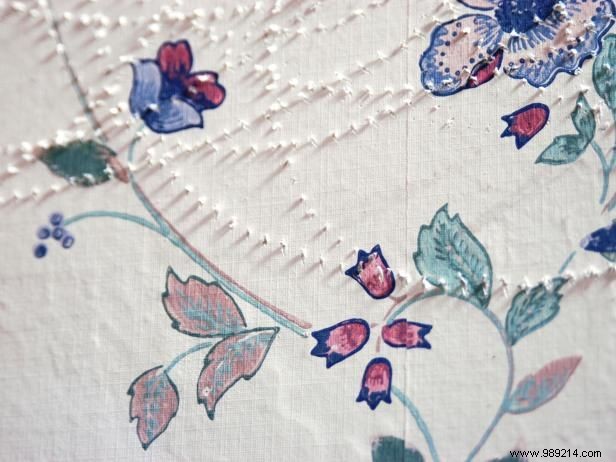 Expert Guide: How to Remove Wallpaper Safely with Solvents or Steam