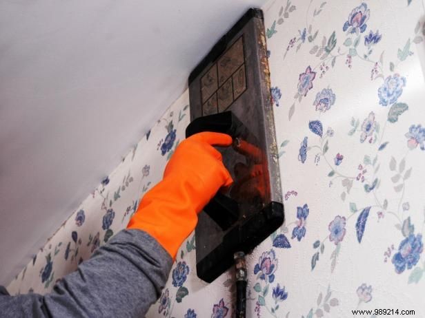 Expert Guide: How to Remove Wallpaper Safely with Solvents or Steam