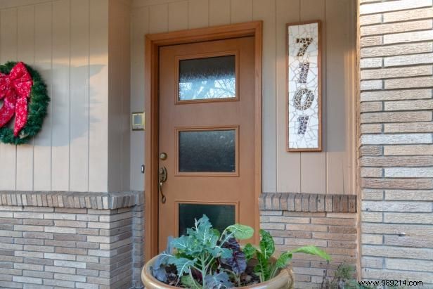 DIY Mosaic House Numbers: Transform Broken Dishes into Eye-Catching Address Plaques