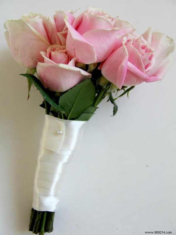 Expert DIY Guide: How to Wrap Flowers for a Stunning Wedding Bouquet