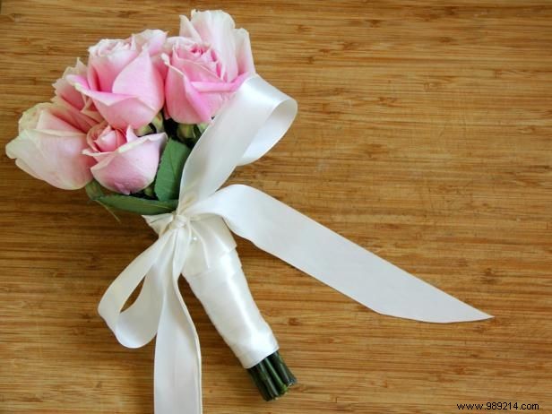 Expert DIY Guide: How to Wrap Flowers for a Stunning Wedding Bouquet