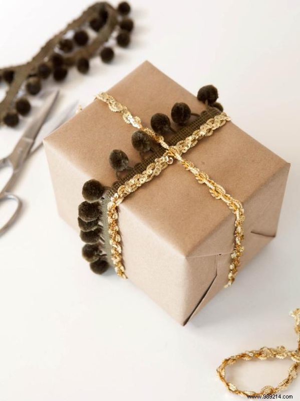 Expert Guide: Wrap Gifts Beautifully with Ribbons and Fabric Trims