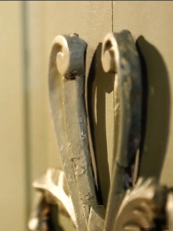 DIY French Country Headboard: Transform Old Doors into a Timeless Bed Feature – Expert Step-by-Step Guide