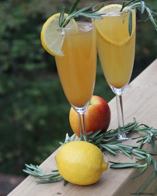 Effortless 2-Ingredient Apple Cider Prosecco Cocktail for Thanksgiving