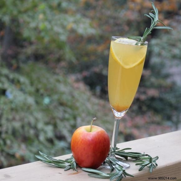 Effortless 2-Ingredient Apple Cider Prosecco Cocktail for Thanksgiving
